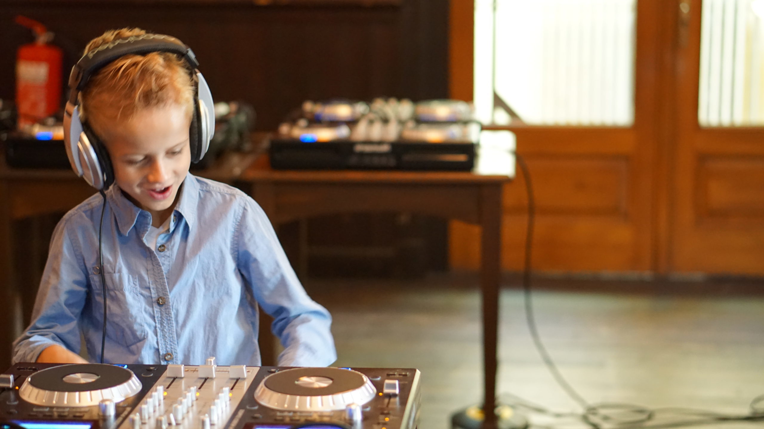 Kind aan het DJen tijden een DJ workshop