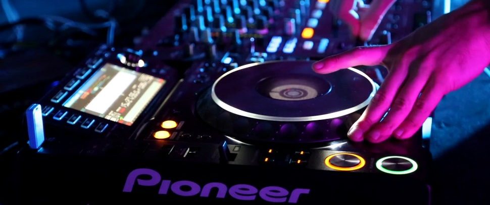 Volwassen hand op DJ Set tijdens DJ workshop