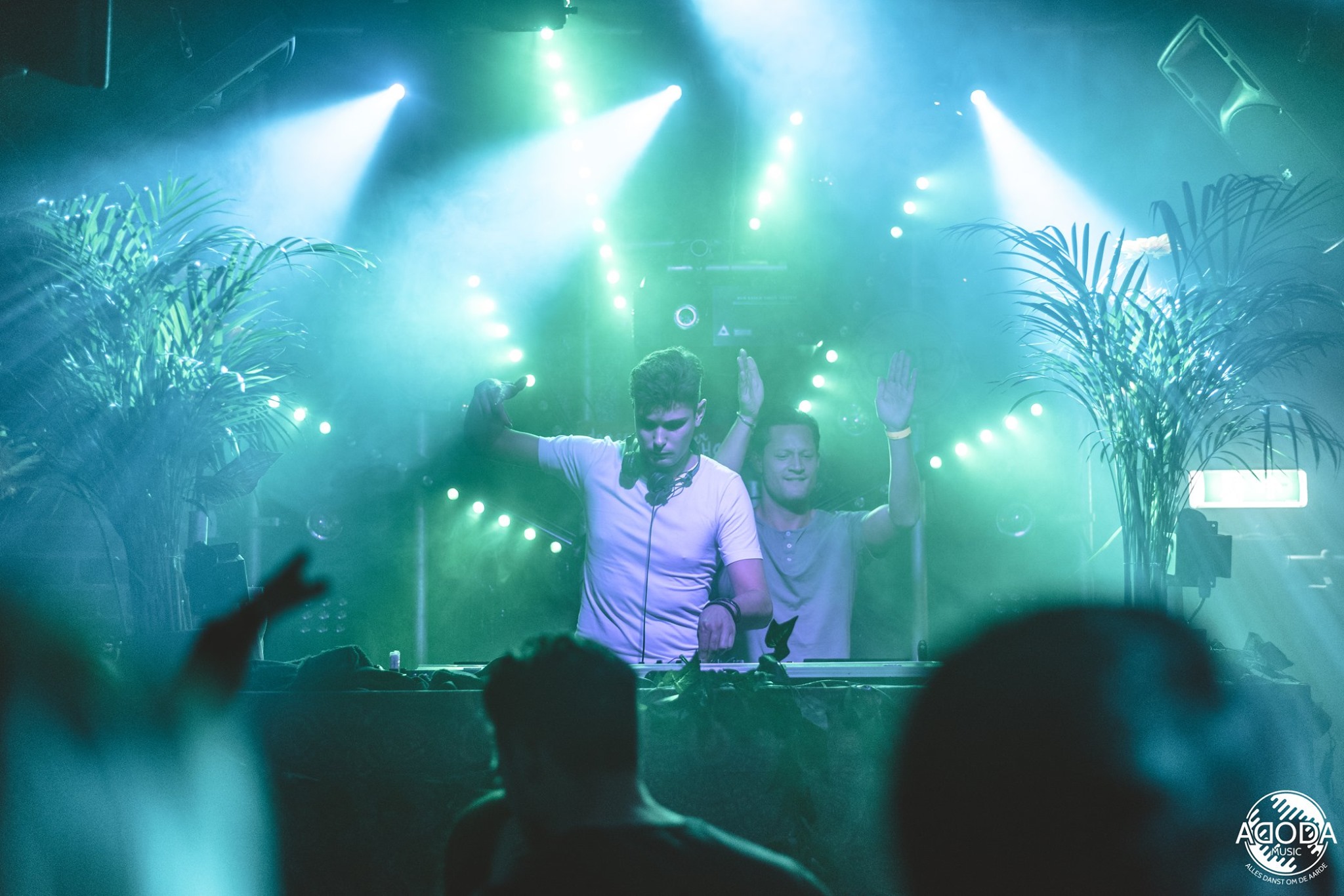 DJ achter de decks tijdens een set