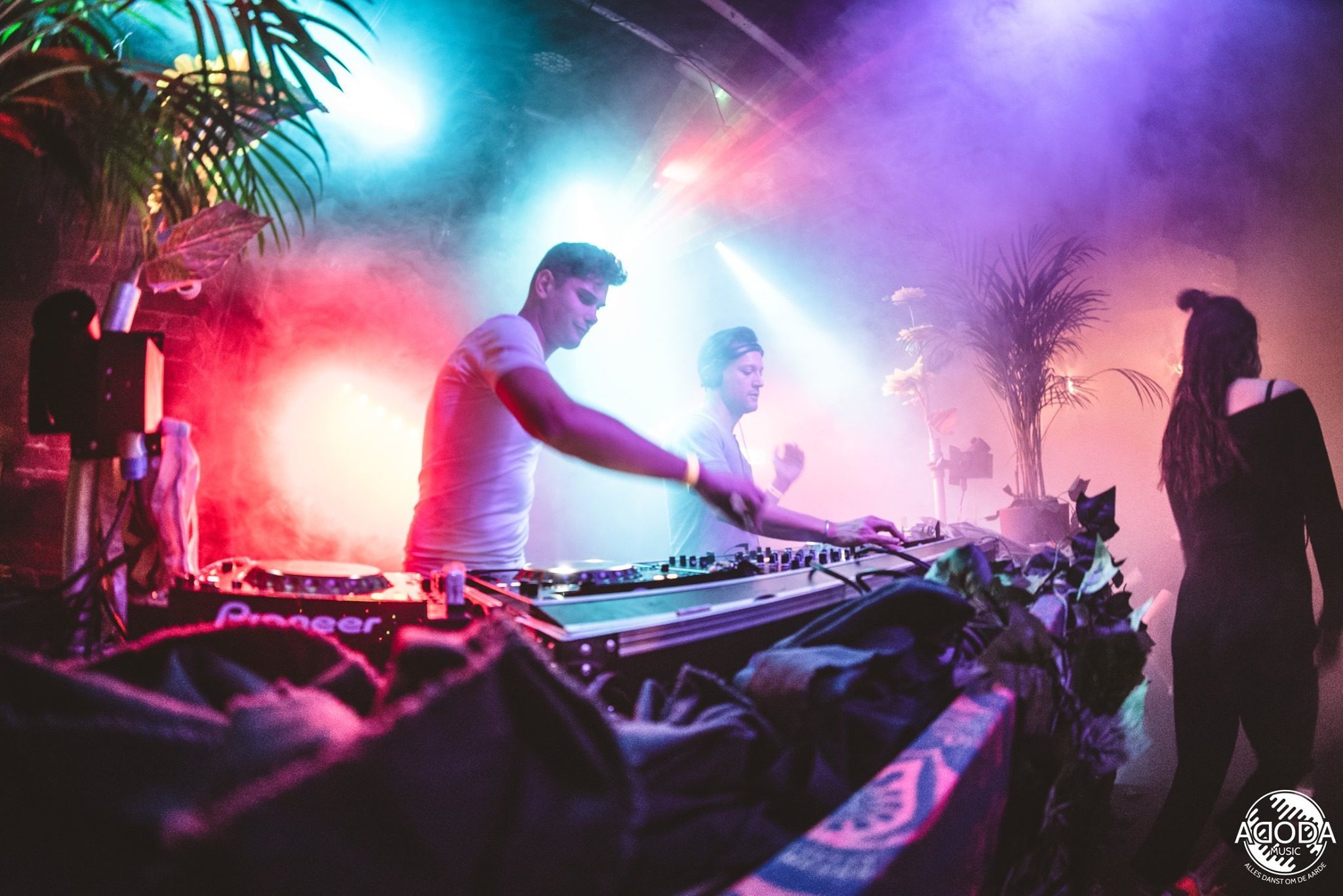 Jongeren aan het DJ'en