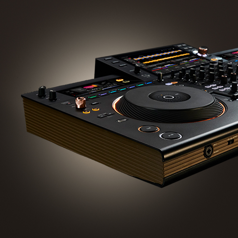 Pioneer Opus Quad design close-up matzwart