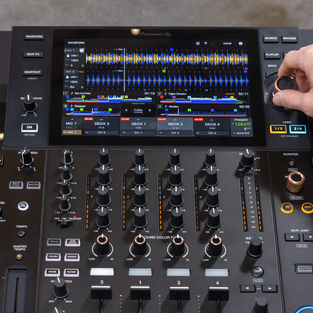 Pioneer Opus Quad 10,1 inch touchscreen close-up