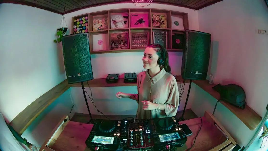 Vrouwelijke DJ mixt tracks in een gezellige studio in Brazilië tijdens een DJ-cursus, omringd door apparatuur