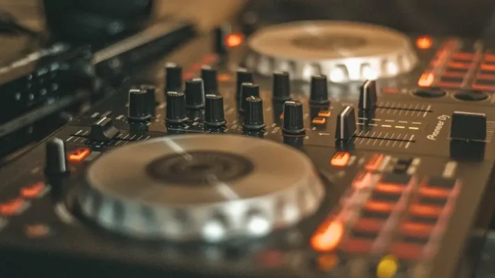 Close-up van een moderne DJ-mixer met knoppen en lampjes voor DJ-lessen bij mij in de buurt