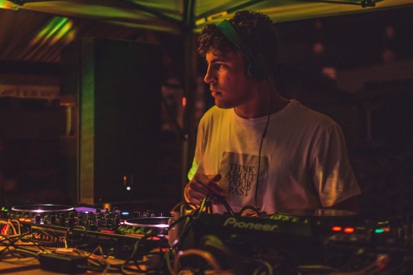 Hoe sluit je een DJ controller aan op speakers?