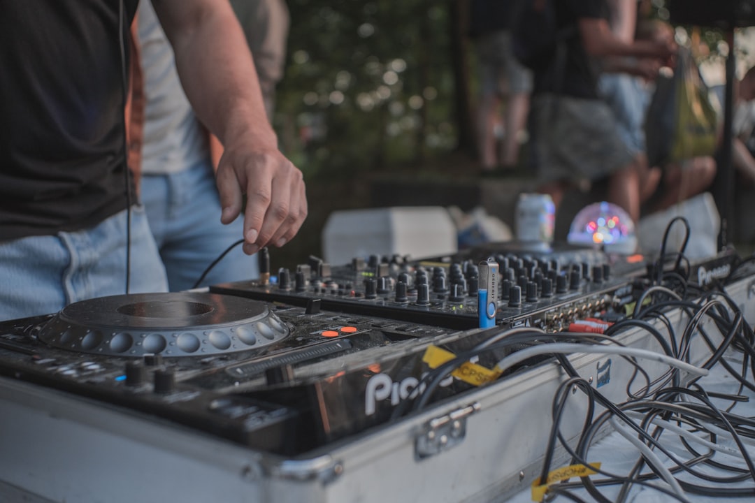 Beste DJ controller voor beginners 2026