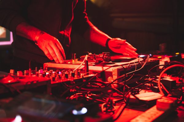 Wat is de crossfader en hoe gebruik je hem