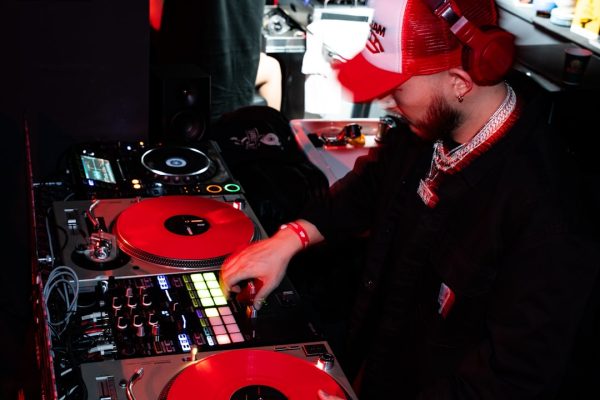 Hoe leer je je kind DJ'en?