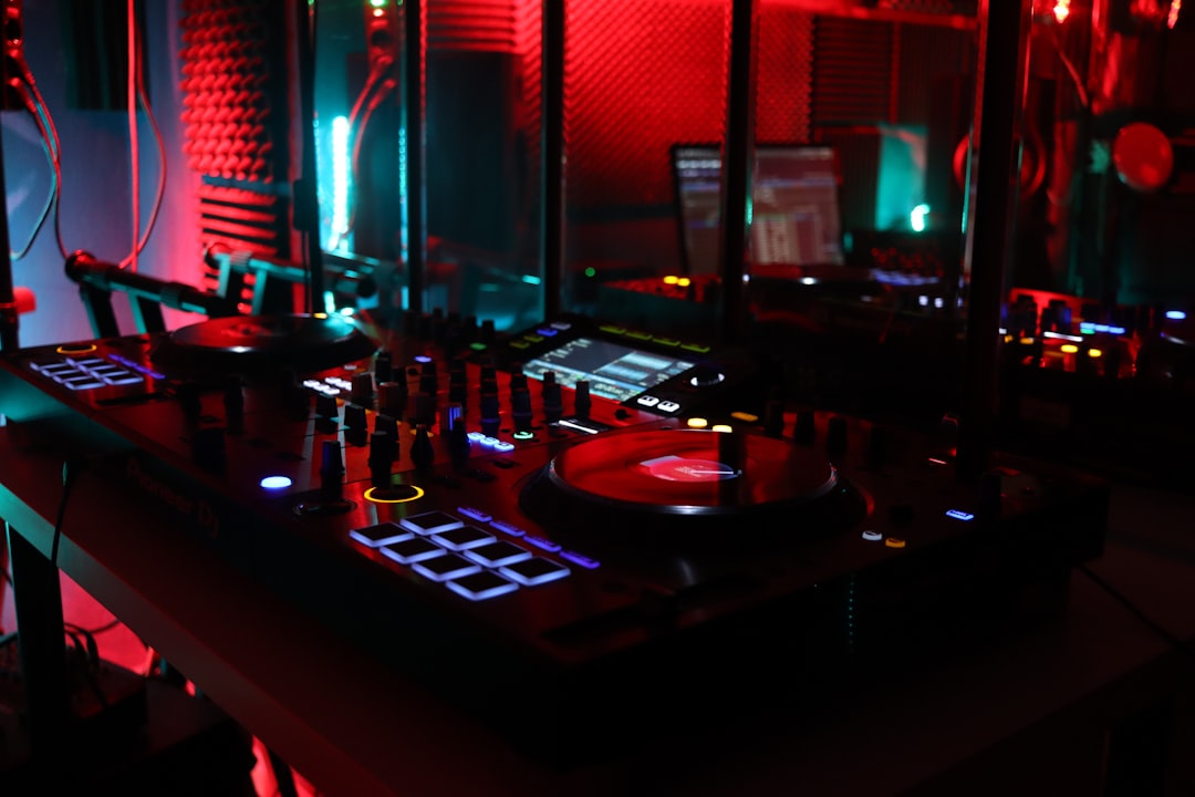Hoe maak je je eigen DJ logo?