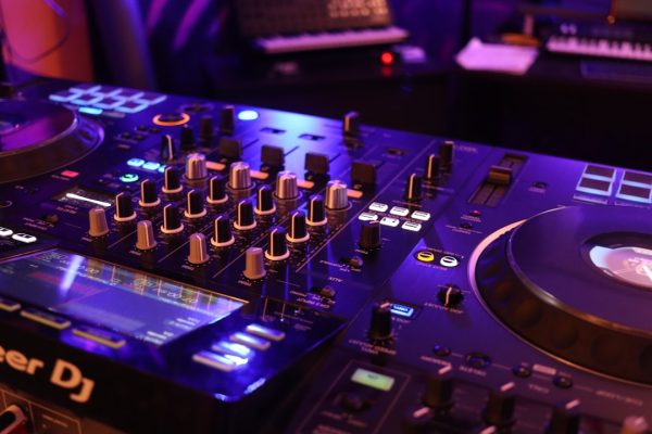 Hoe word je resident DJ in een club?