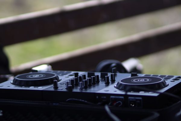 Waar kan ik mijn DJ mixen uploaden (Mixcloud vs Soundcloud)?