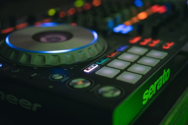 Hoe organiseer je je eigen DJ feest of evenement?
