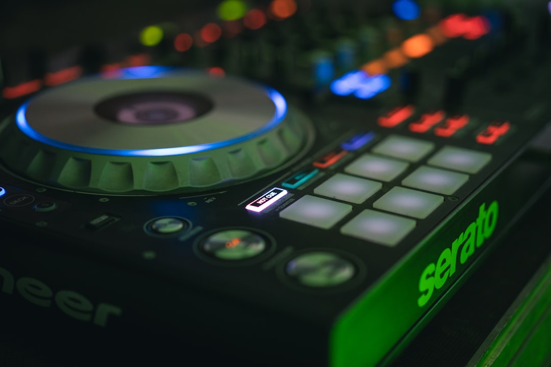 Hoe organiseer je je eigen DJ feest of evenement?