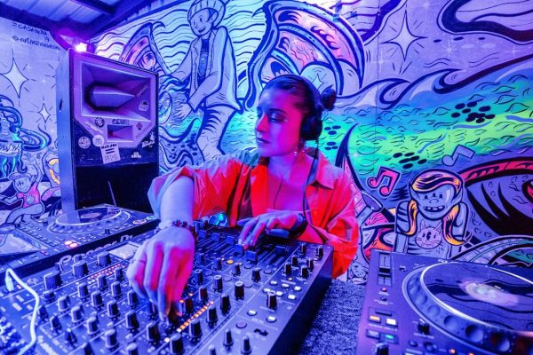 Wat is een radio DJ en hoe verschilt dit van een club DJ?
