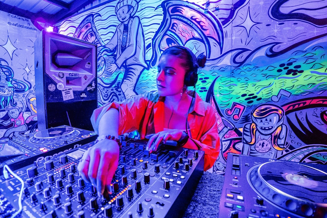 Wat is een radio DJ en hoe verschilt dit van een club DJ?