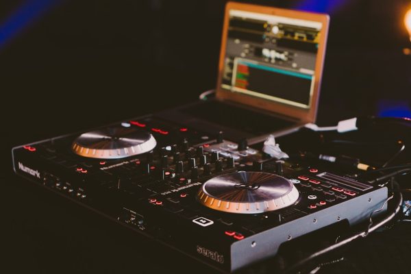 Wat is een warm-up DJ en hoe draai je een voorprogramma?