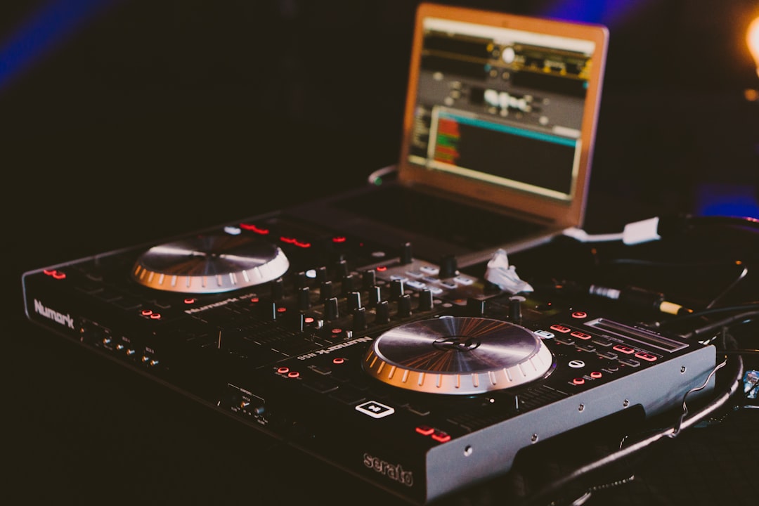 Wat is een warm-up DJ en hoe draai je een voorprogramma?