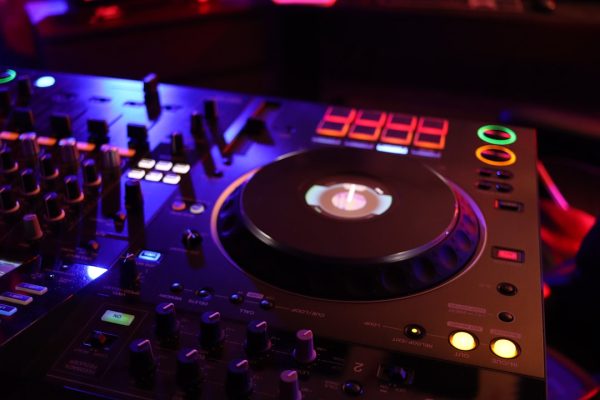 Wat zijn de knoppen op een DJ mixer?
