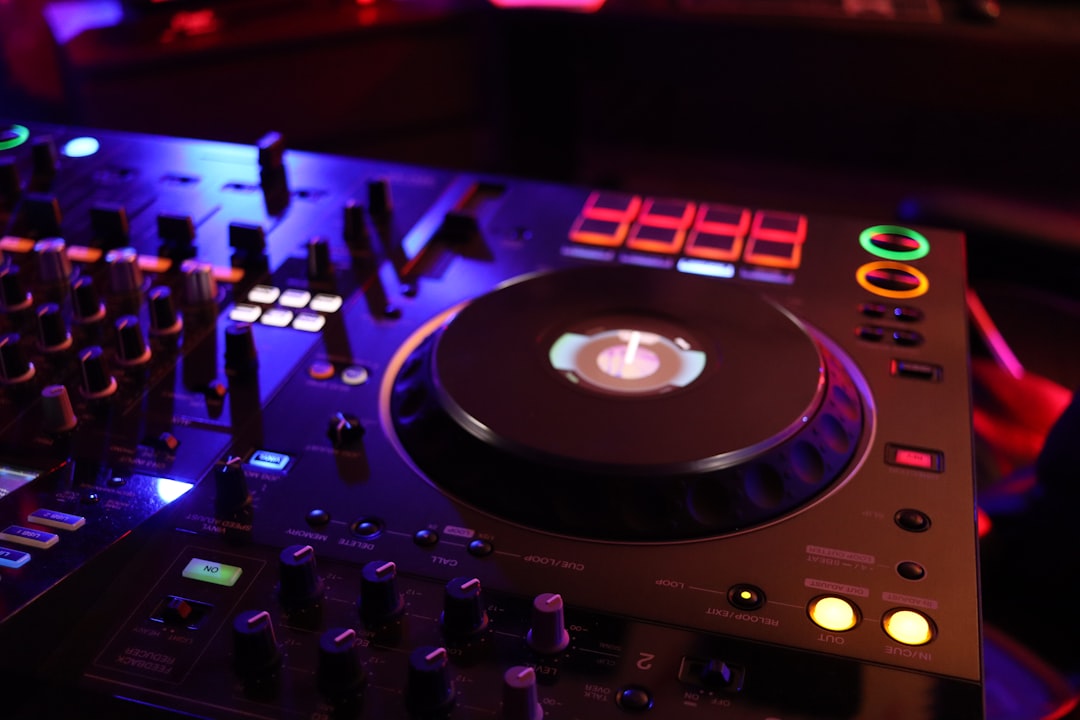 Wat zijn de knoppen op een DJ mixer?