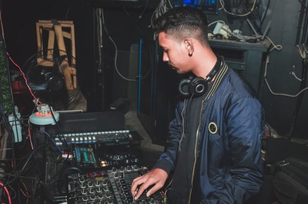 Hoe bouw je de energie op in een DJ set?