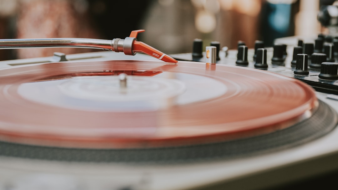 Is vinyl draaien moeilijker dan digitaal?