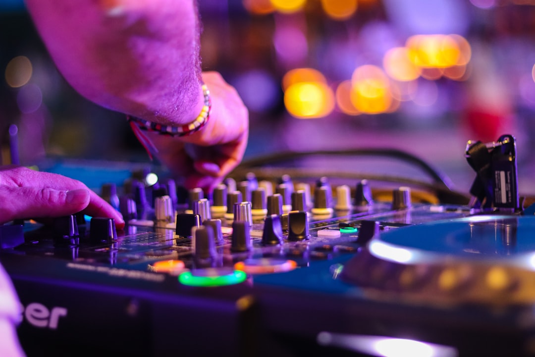 Wat is een standalone DJ controller?