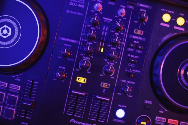 Ergonomie voor DJ's: hoe hoog moet je tafel staan?