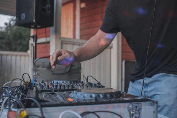 Hoe maak je je DJ controller schoon (stof en faders)?