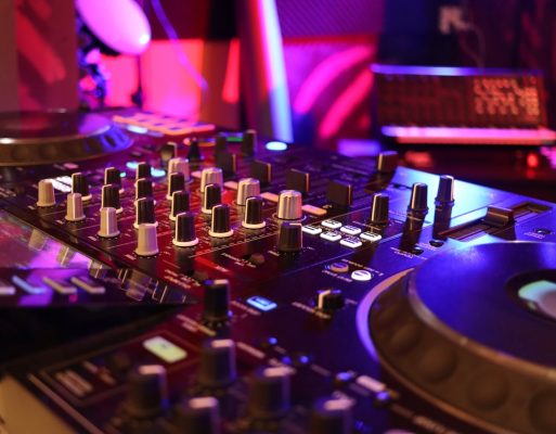 Wat is de master output en de booth output?