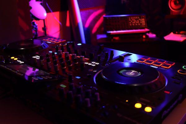 Wat is de functie van de booth EQ op een clubmixer?