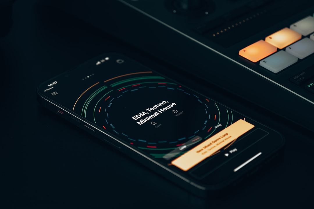 Verschil tussen split cue en stereo cue op een DJ mixer