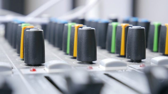 Hoe check je het geluid voordat het feest begint (soundcheck)?