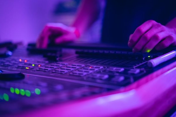 Hoe vervoer je je DJ spullen veilig (flightcases vs tassen)?