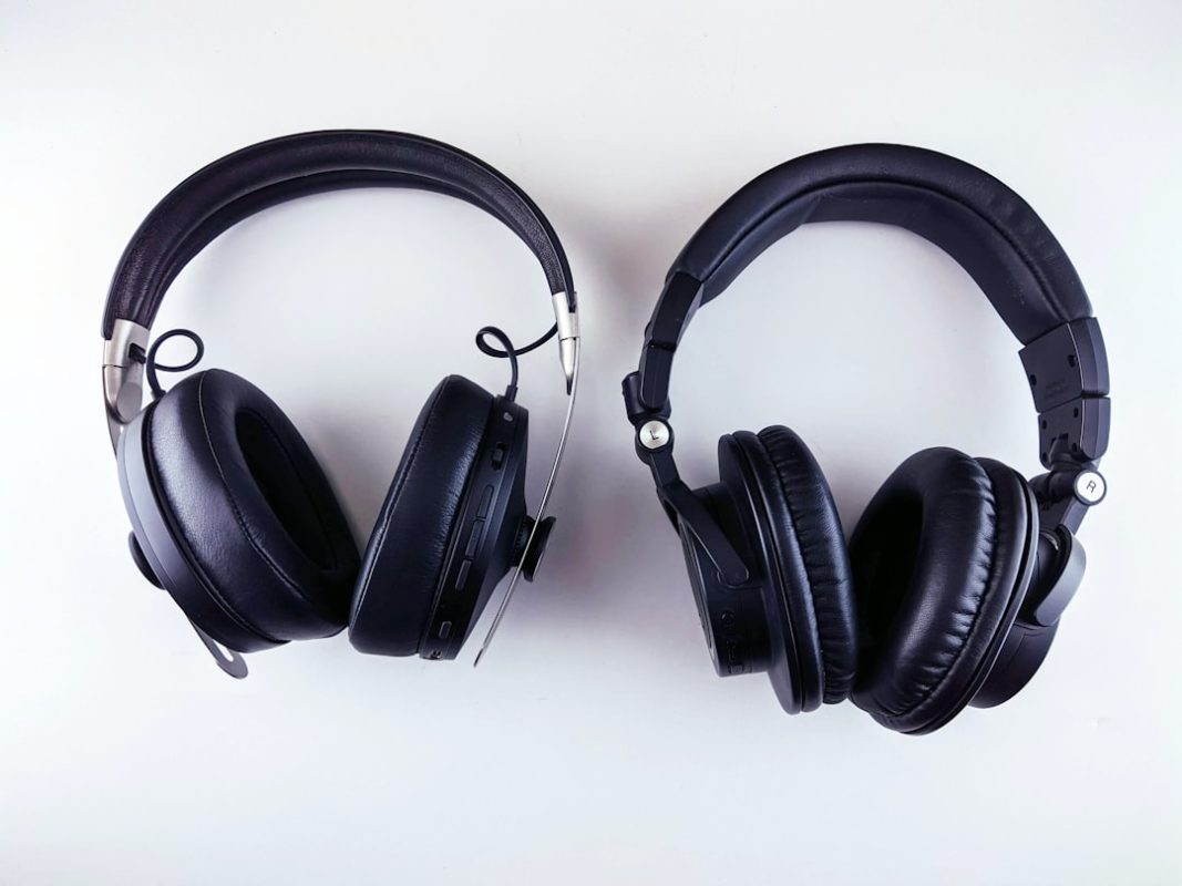 Hoe gebruik je de cue mix knop op je koptelefoon?