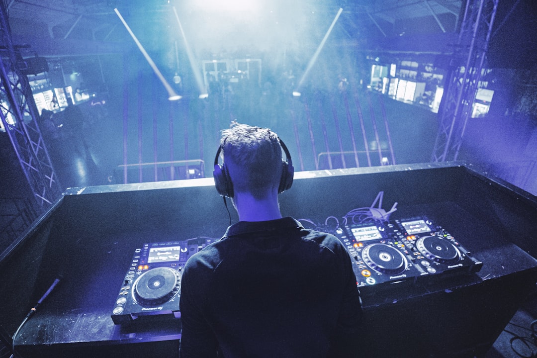 Heb ik DJ speakers (monitoren) nodig voor thuis?