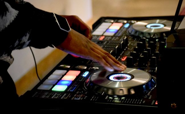 Hoe bouw je een DJ set op rond een specifiek thema?