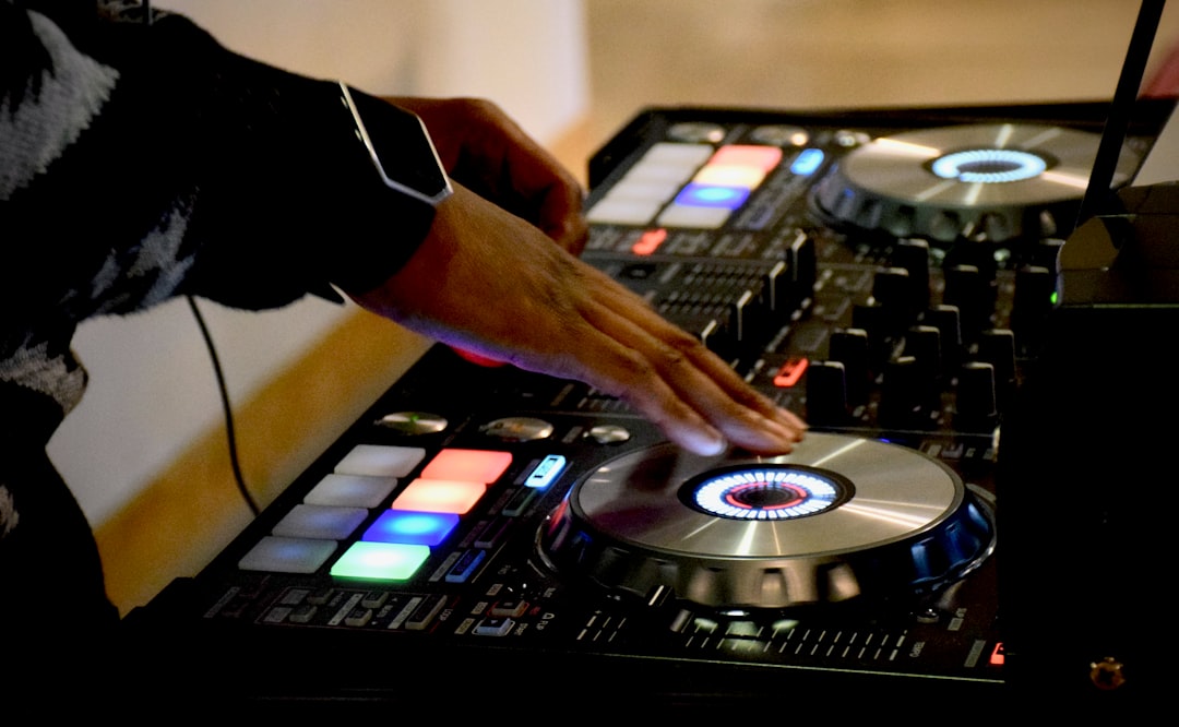 Hoe bouw je een DJ set op rond een specifiek thema?
