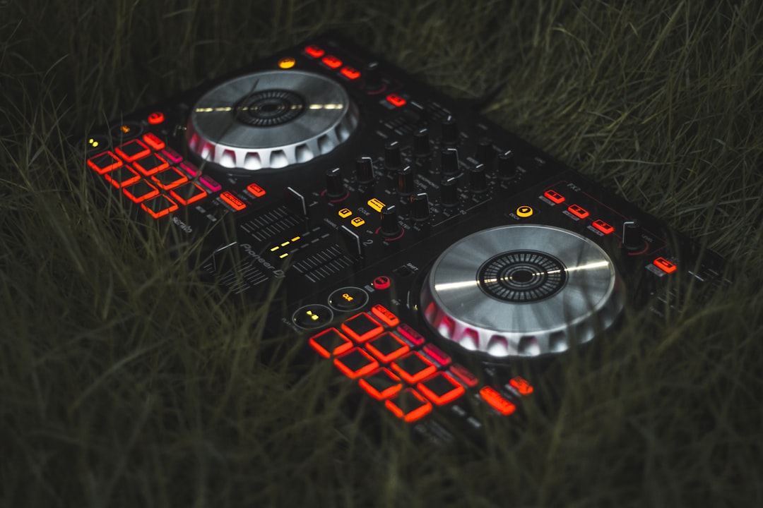 Hoe sluit je je DJ controller aan op OBS studio?