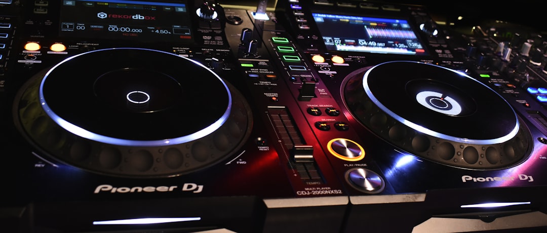 Wat is de beste muziekstijl om mee te beginnen als DJ?