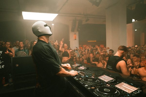 Hoe draai je back-to-back (B2B) met een andere DJ?
