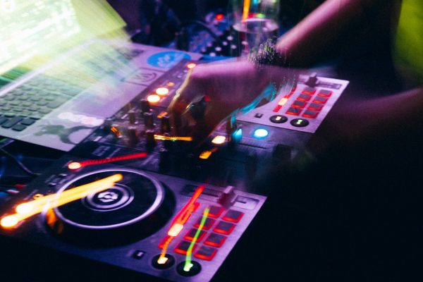Wat is de beste muziekstijl om mee te beginnen als DJ?